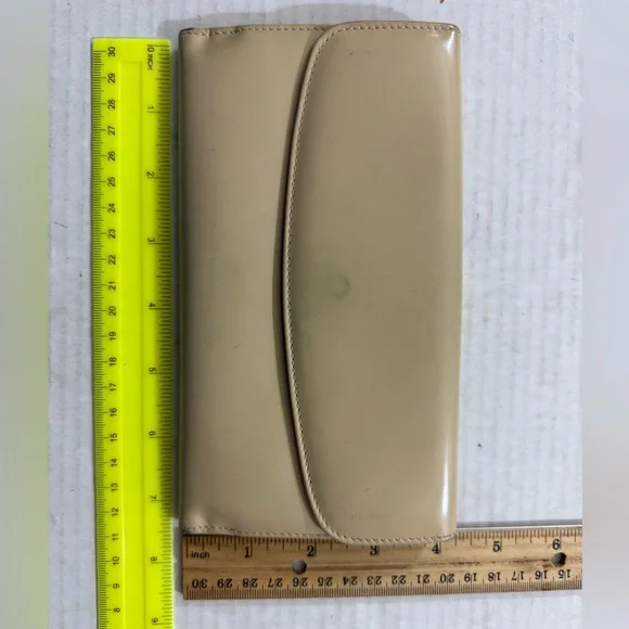 Gucci Vintage Patent Leather Wallet – Beige Nude Tab Clasp – 1980s